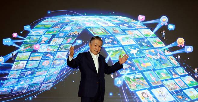 박기석 시공테크 회장이 최근 경기도 성남시 판교테크노밸리 아이스크림미디어·아이스크림에듀 통합 사옥에서 매일경제와 인터뷰하며 자사 미술교육 플랫폼 '아트봉봉'을 소개하고 있다.  김재훈 기자