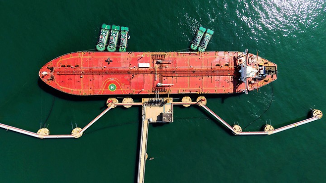 중국 칭다오 항구에 정박해 원유를 하역하는 유조선. [AFP연합뉴스]