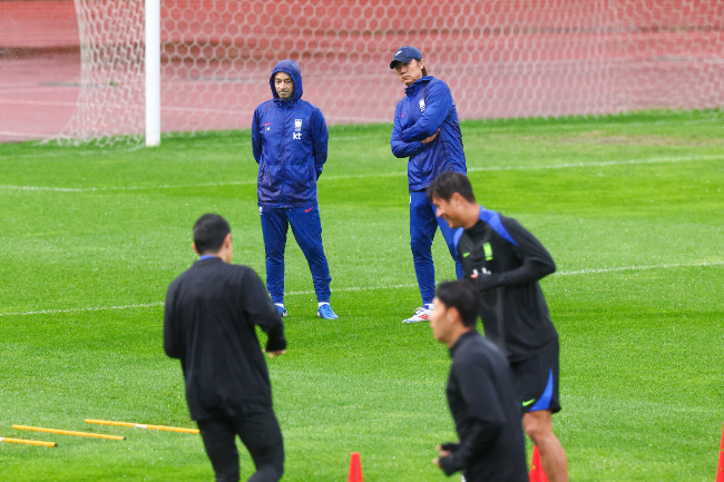 주앙 아로소 수석코치와 홍명보 감독. 사진=연합뉴스 제공