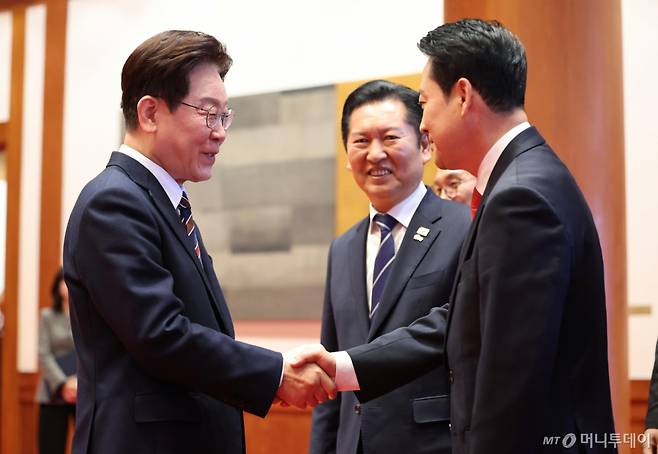 [서울=뉴시스] 최동준 기자 = 이재명 대통령이 7일 청와대에서 열린 여야정 민생경제협의체 회담 및 오찬에서 장동혁 국민의힘 대표와 인사하고 있다. 2026.04.07. photocdj@newsis.com /사진=