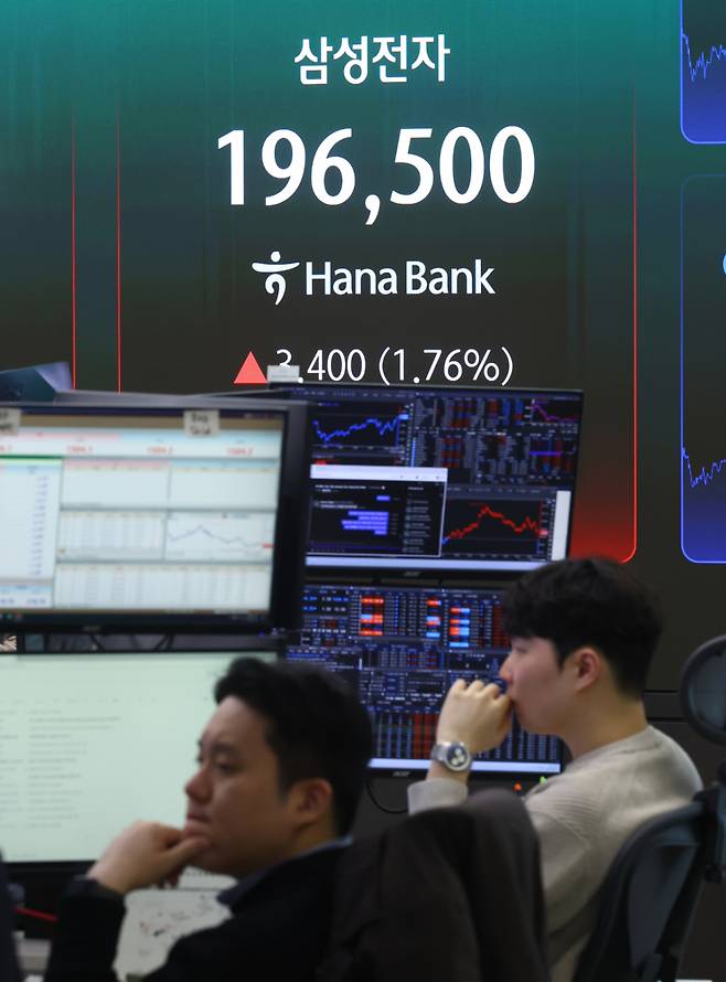 삼성전자가 올해 1분기(1~3월) 매출 133조 원, 영업이익이 57조2000억 원으로 지난해 동기보다 755% 증가했다고 공시한 7일 서울 중구 하나은행 딜링룸 전광판에 삼성전자 종가가 표시돼 있다. /사진=뉴시스 /사진=황준선