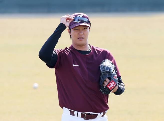 키엄 히어로즈에 선발 투수 안우진이 1군으로 복귀전을 앞두고 있다. 사진은 지난달 22일 시범경기 SSG랜더스와 키움히어로즈의 경기가 열릴 예정인 인천SSG랜더스필드에서 피칭을 하며 몸상태와 구위를 점검한 안우진의 모습. /사진=스타뉴스