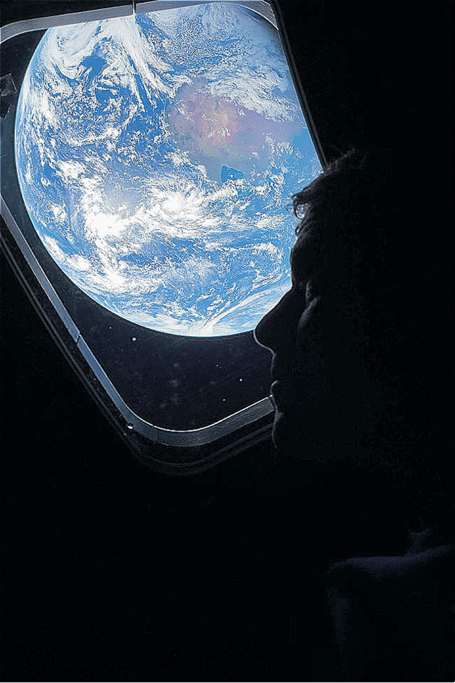 와이즈먼 선장이 우주선체의 창문을 통해 지구를 바라보고 있는 모습.  UPI 연합뉴스