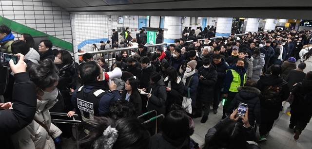 서울 지하철 2, 4호선 사당역에서 출근길 시민들이 열차를 기다리고 있다. 문호남 기자