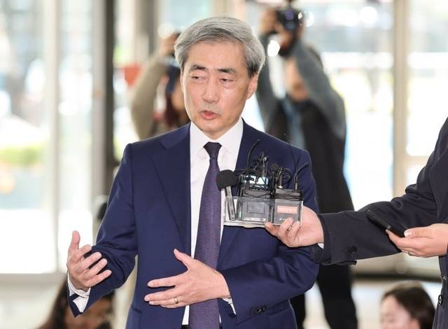 신현송 한국은행 총재 후보자가 서울 중구 한화금융플라자에 마련된 인사청문회 준비사무실로 출근하며 취재진의 질문에 답하고 있다. 연합뉴스