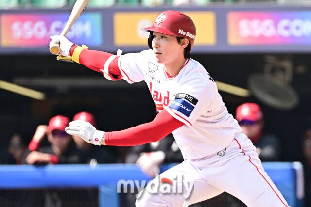 17일 인천 SSG랜더스필드에서 열린 '2026 신한 SOL BANK KBO리그' SSG 랜더스와 삼성 라이온즈 시범경기. SSG 박성한이 1회말 첫 타자로 나와 타격하고 있다./마이데일리