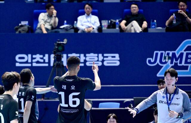 현대캐피탈 레오가 서브 아웃으로 판정되자 본부석을 향해 엄지손가락을 치켜세우고 있다 / 한국배구연맹(KOVO)