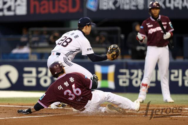공격적인 주루로 득점을 만든 이형종./키움 히어로즈