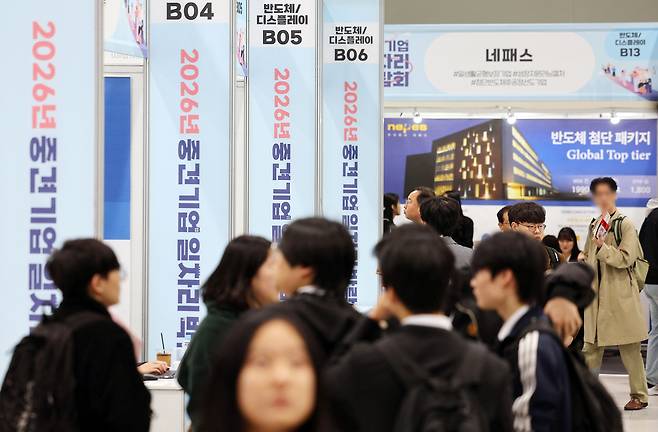 지난 31일 서울 서초구 aT 센터에서 열린 2026년 중견기업 일자리박람회에서 구직자들이 각 기업의 부스를 둘러보고 있다. [연합]