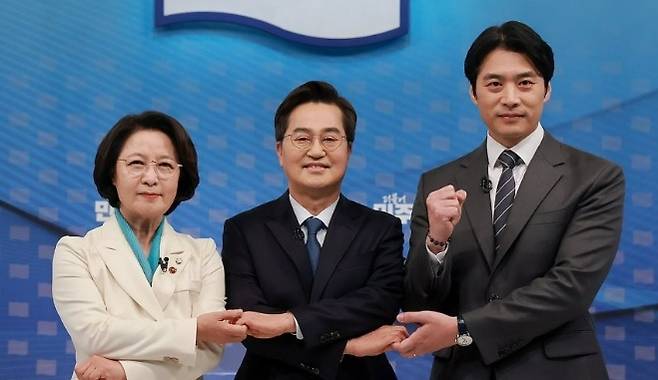 더불어민주당 추미애(왼쪽부터)·김동연·한준호 경기도지사 경선후보가 지난 1일 서울 양천구 SBS 목동 스튜디오에서 열린 더불어민주당 경기도지사 후보자 2차 TV 합동토론회에 참석해 기념 촬영하고 있다.[연합]