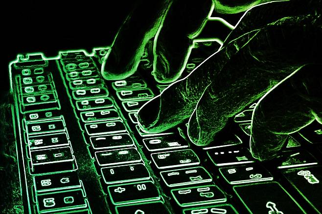 인공지능(AI)이 디지털자산 시장의 보안 위협을 한층 키우고 있다는 경고가 나왔다.  [123rf]