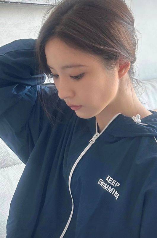 BTS 신곡 ‘SWIM’ 굿즈를 착용한 신세경. [네이트판 갈무리]