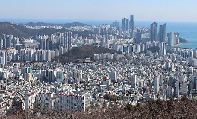 부산 수영구와 해운대구 일대 아파트와 고층빌딩 모습. [연합]