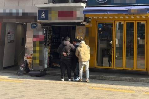 지난 1월 23일 오전 일부 BJ들이 방송을 켜고 부천역 로데오거리 일대를 돌아다니는 모습. 정주원 기자