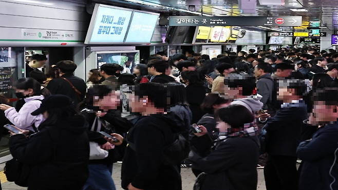 강남역 승강장에서 승객들이 열차를 기다리고 있다.