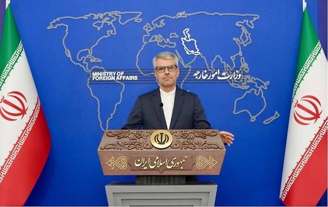 [서울=뉴시스] 미국과 전쟁 중인 이란이 미국이 제안한 휴전을 거부하고 영구적 종전 등을 요구하는 답변을 중재국인 파키스탄을 통해 전달했다. 사진은 에스마일 바가이 이란 외무부 대변인이 2024년 12월 23일 주간 기자회견에서 브리핑하는 모습 .(사진 IRNA 통신 홈페이지) 2026.04.07. *재판매 및 DB 금지