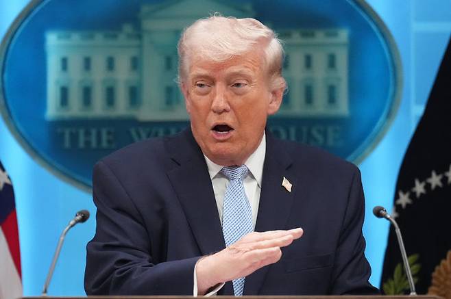 [워싱턴=AP/뉴시스]도널드 트럼프 미국 대통령이 6일(현지 시간) 백악관에서 기자회견을 열고 발언하고 있다. 2026.04.07.