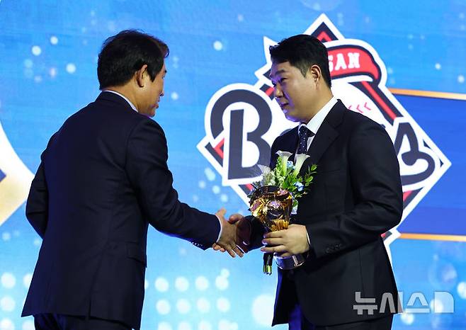 [서울=뉴시스] 최진석 기자 = 두산 양의지가 24일 서울 송파구 롯데호텔 월드에서 열린 '2025 KBO 리그 시상식'에서 KBO 타자부문 타율상을 수상하고 있다. 2025.11.24. myjs@newsis.com