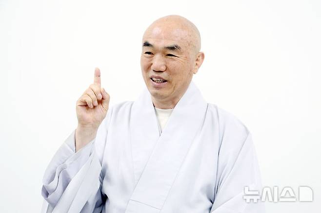 [서울=뉴시스] 박진희 기자 = 대한불교조계종 미래본부 사무총장 일감스님이 지난달 31일 서울 종로구 한국불교역사문화기념관에서 인터뷰 하고 있다. 2026.04.04. pak7130@newsis.com