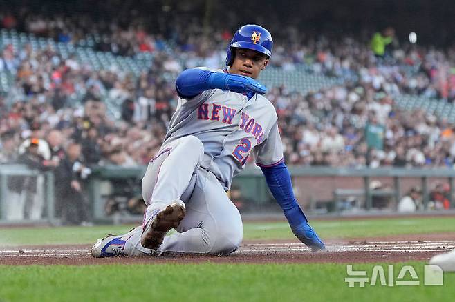 [샌프란시스코=AP/뉴시스] 메이저리그 뉴욕 메츠의 후안 소토가 2일(현지 시간) 미국 캘리포니아주 샌프란시스코 오라클파크에서 열린 샌프란시스코 자이언츠와의 2026 MLB 원정 경기 1회 보 비솃의 2루타에 홈플레이트로 미끄러져 득점하고 있다. 2026.04.03.