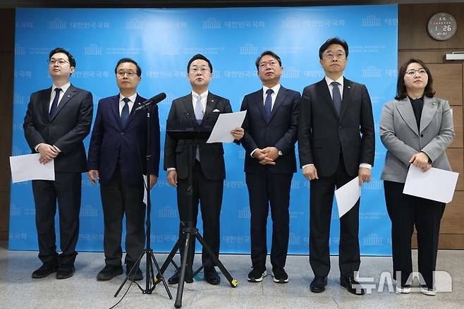 [서울=뉴시스] 조성봉 기자 = 박성준 더불어민주당 국정조사추진위 부위원장이 15일 오전 서울 여의도 국회 소통관에서 열린 윤석열정권 조작기소 진상규명 및 공소취소를 위한 국정조사 추진위원회 현안 관련 기자회견을 마치고 취재진의 질문에 답변하고 있다. 2026.03.15.  suncho21@newsis.com