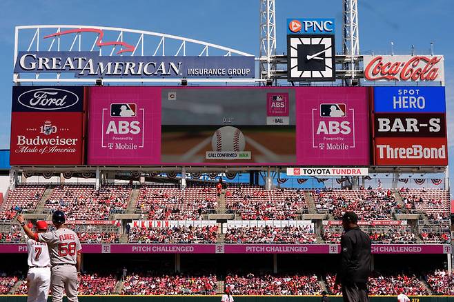 [신시내티=AP/뉴시스] 메이저리그 신시내티 레즈와 보스턴 레드삭스 경기에서 전광판에 공개되는 ABS 챌린지 결과. 2026.03.30.