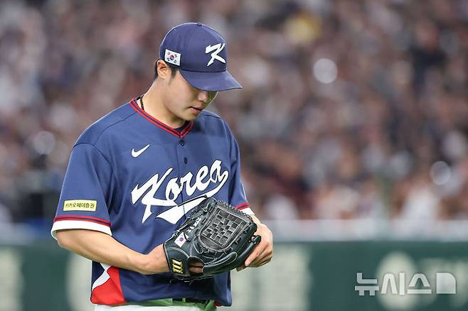 [도쿄=뉴시스] 권창회 기자 = 7일 일본 도쿄돔에서 열린 2026 WBC 조별리그 C조 2차전 한국과 일본의 경기, 7회말 2사 만루 상황서 한국 김영규가 실점 한 뒤 마운드를 내려오고 있다.  2026.03.07. kch0523@newsis.com