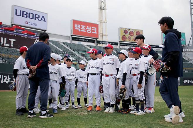[서울=뉴시스] 프로야구 롯데 자이언츠 선수단이 6일 부산 사직구장에서 유소년 야구클리닉 '두드림' 프로그램을 진행하고 있다. (사진=한국프로야구선수협회 제공) 2026.04.07. *재판매 및 DB 금지