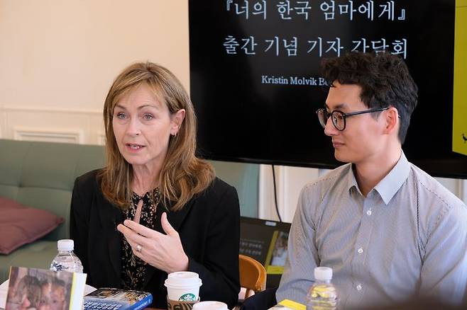 [서울=뉴시스] 7일 서울 종로구 광화문 종로의거실에서 열린 '너의 한국 엄마에게' 출간 기자간담회에서 저자 크리스틴 몰비크 보튼마르크(왼쪽)와 그의 아들 안데르스 현 몰비크 보튼마르크가 참석했다. (사진=푸른숲 제공) 2026.04.07. photo@newsis.com *재판매 및 DB 금지