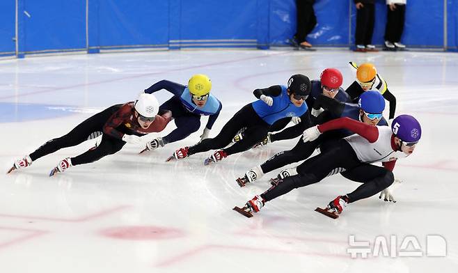 [서울=뉴시스] 배훈식 기자 = 2026~2027시즌 쇼트트랙 국가대표 1차 선발대회가 열린 7일 오후 서울 양천구 목동 실내 빙상장에서 남자부 1500m 준준결승에 출전한 신동민(흰색, 화성시청), 이도규(노랑, 성남시청), 이선호(빨강, 단국대), 이윤석(파랑, 영광고), 이정민(보라, 경희대), 이승훈(검정, 한국체대), 서경윤(주황, 화정고)이 빙판을 질주하고 있다. 2026.04.07. dahora83@newsis.com