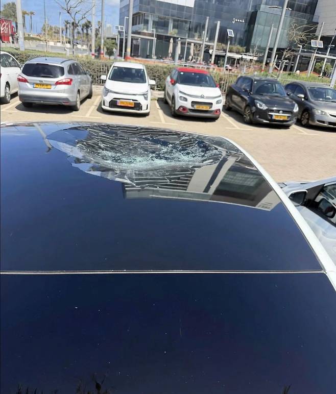 파편 충돌로 인해 깨진 차량 지붕 [X @TheCaptainEli / 라라 슈스터만]