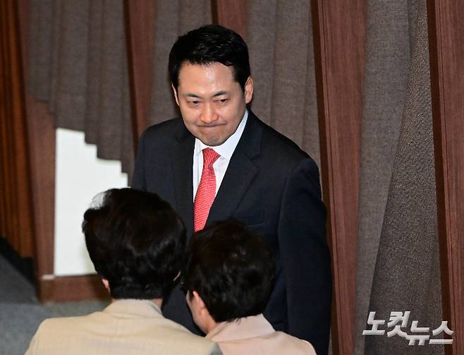 6일 서울 여의도 국회에서 열린 제434회국회(임시회) 제2차 본회의에서 국민의힘 장동혁 대표가 기후에너지환경노동위원회 위원장 보궐선거 투표를 하고 있다. 윤창원 기자