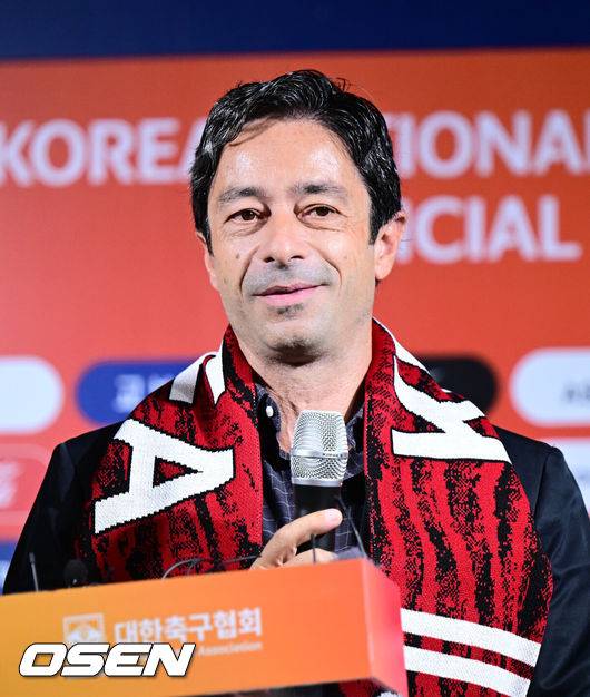 [OSEN=지형준 기자] 홍명보 감독이 이끄는 축구대표팀이 26일 오전 서울 종로구 신문로 축구회관에서 2026 FIFA 북중미 월드컵 3차 예선 명단발표 기자회견이 열렸다.축구대표팀은 오는 9월 5일 서울월드컵경기장에서 팔레스타인을 상대로 예선 1차전을 치른다. 10일 오만에서 원정 2차전을 이어간다.주앙 아로소 수석 코치가 질문에 답을 하고 있다. 2024.08.26 / jpnews@osen.co.kr