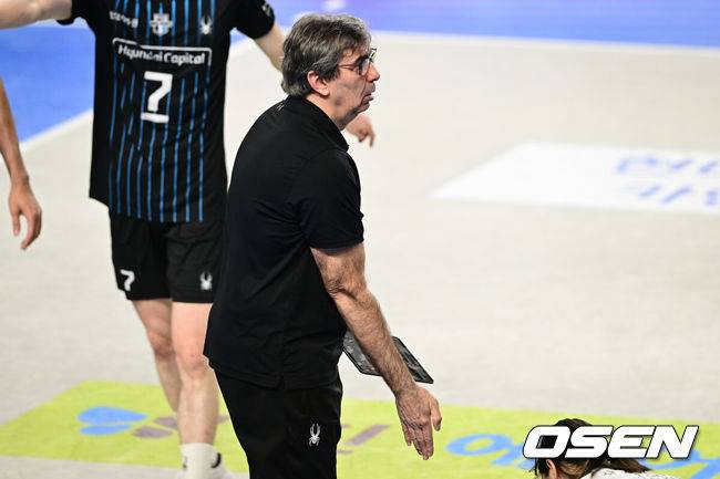 [OSEN=천안, 조은정 기자]6일 천안 유관순체육관에서 진에어 2025-26 V-리그 남자부 챔피언결정 3차전 현대캐피탈과 대한항공의 경기가 열렸다.대한항공은 챔피언결정전에서 먼저 2승을 거두며 통합 우승까지 1승만을 남겨두고 있다.2세트 현대캐피탈 필립 블랑 감독이 대한항공 정지석 공격 때 인 판정에 대해 어필하고 있다. 2026.04.06 /cej@osen.co.kr