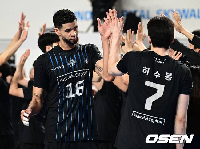 [OSEN=천안, 조은정 기자]현대캐피탈이 안방에서 귀중한 1승을 챙겼다.현대캐피탈은 6일 천안유관순체육관에서 열린 2025-2026 V리그 남자부 챔피언결정전 3차전에서 대한항공을 세트 스코어 3-0 (25-16 25-23 26-24) 승리를 거뒀다.현대캐피탈 레오가 허수봉과 승리를 기뻐하고 있다. 2026.04.06 /cej@osen.co.kr