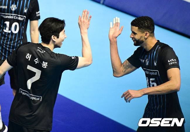 [OSEN=인천, 지형준 기자] 2일 인천 계양체육관에서 진에어 2025~2026 V리그 남자부 챔피언결정 1차전이 열렸다.양팀은 2시즌 연속 챔피언결정전에서 만났다. 대한항공은 정규리그 1위, 현대캐피탈은 2위로 우리카드를 플레이오프에서 꺾고 올라왔다. 3세트 현대캐피탈 허수봉, 레오가 득점에 기뻐하고 있다. 2026.04.02&nbsp;/ jpnews@osen.co.kr