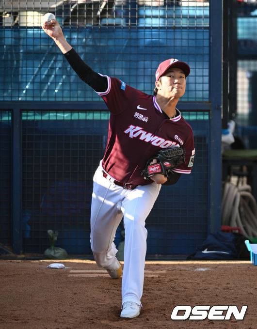 [OSEN=잠실, 조은정 기자]7일 서울 잠실야구장에서 '2026 신한 SOL Bank KBO리그' 키움 히어로즈와 두산 베어스의 경기가 열린다.이날 두산은 최승용, 키움은 배동현을 선발로 내세웠다.경기 전 키움 안우진이 불펜피칭을 하고 있다. 2026.04.07 /cej@osen.co.kr