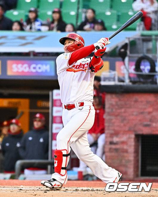 [OSEN=인천, 박준형 기자] 7일 오후 인천 SSG랜더스필드에서 ‘2026 신한 SOL Bank KBO리그'&nbsp;SSG 랜더스와 한화 이글스의 경기가 진행됐다.이날 SSG는 타케다를, 한화는 류현진을 선발투수로 내세웠다.1회말 1사 1루 SSG 최정이 역전 2점 홈런을 날리고 있다.   2026.04.07 / soul1014@osen.co.kr