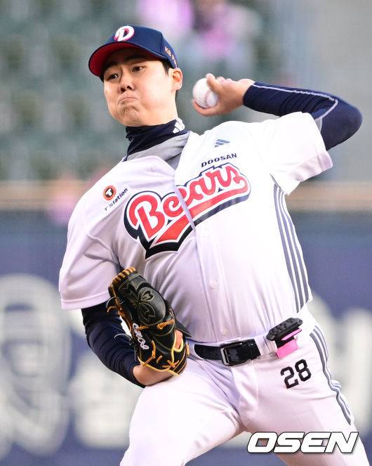 [OSEN=잠실, 조은정 기자]7일 서울 잠실야구장에서 '2026 신한 SOL Bank KBO리그' 키움 히어로즈와 두산 베어스의 경기가 열렸다.이날 두산은 최승용, 키움은 배동현을 선발로 내세웠다.1회초 두산 최승용이 역투하고 있다. 2026.04.07 /cej@osen.co.kr