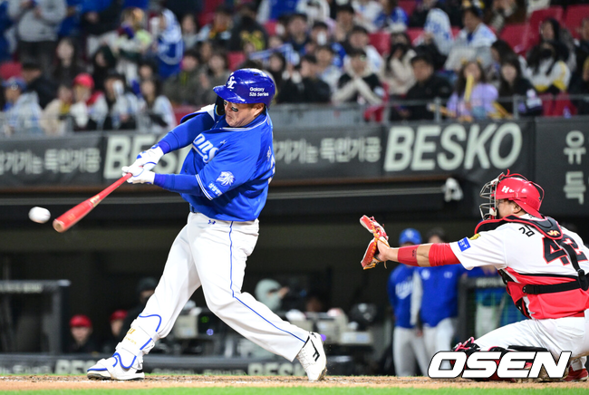 [OSEN=광주, 최규한 기자] 7일 광주-기아 챔피언스필드에서 ‘2026 신한 SOL KBO리그’ KIA 타이거즈와 삼성 라이온즈의 경기가 열렸다.홈팀 KIA는 양현종, 방문팀 삼성은 양창섭을 선발로 내세웠다.8회초 1사 1, 2루 상황 삼성 최형우가 추격의 1타점 2루타를 날리고 있다. 2026.04.07 / dreamer@osen.co.kr