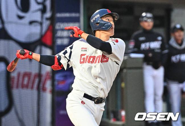 [OSEN=부산, 이석우 기자] 7일 부산 사직야구장에서 2026 신한 SOL KBO 리그 롯데 자이언츠와 KT 위즈의 경기가 열렸다. 홈팀 롯데는 나균안이, 방문팀 KT는 고영표가 선발 출전했다.롯데 자이언츠 노진혁이 1회말 1사 2루 중견수 앞 1타점 안타를 치고 있다. 2026.04.07 / foto0307@osen.co.kr