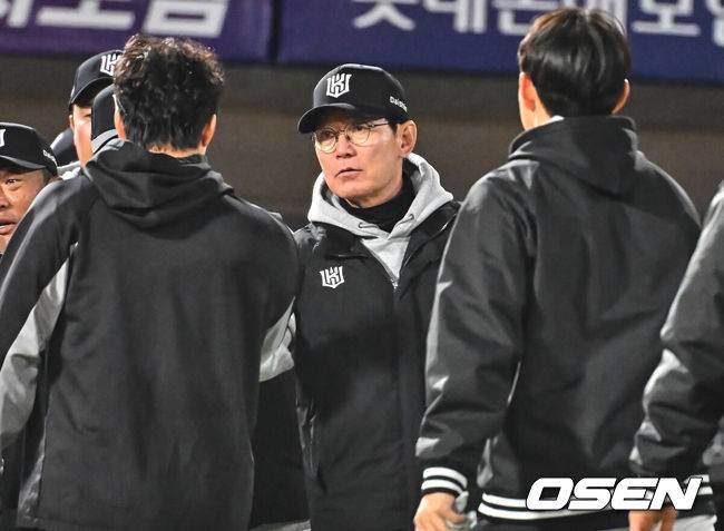 [OSEN=부산, 이석우 기자] 7일 부산 사직야구장에서 2026 신한 SOL KBO 리그 롯데 자이언츠와 KT 위즈의 경기가 열렸다. 홈팀 롯데는 나균안이, 방문팀 KT는 고영표가 선발 출전했다.KT 위즈 이강철 감독이 7-3으로 승리한 후 하이파이브를 하고 있다. 2026.04.07 / foto0307@osen.co.kr