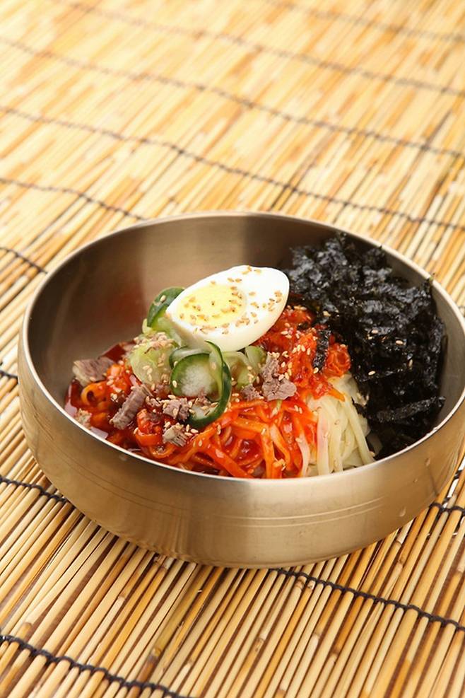 달걀·채소를 추가하면 단백질과 식이섬유가 탄수화물 흡수를 늦춰 혈당 상승 속도를 완만하게 만든다. 같은 식사라도 결과는 달라진다. 게티이미지