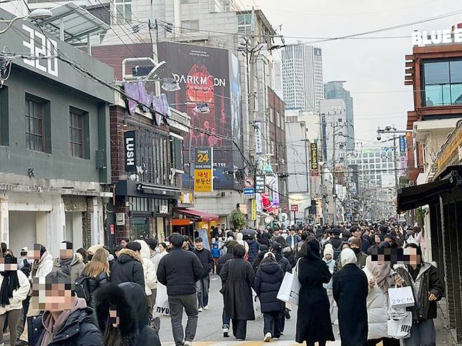 MZ세대의 성지로 부상한 성수동 연무장길. 하지원이 연간 2억원 적자 조롱을 딛고 5년 만에 85억원의 시세 차익을 일궈낸 승부의 현장이다. 네이버 부동산