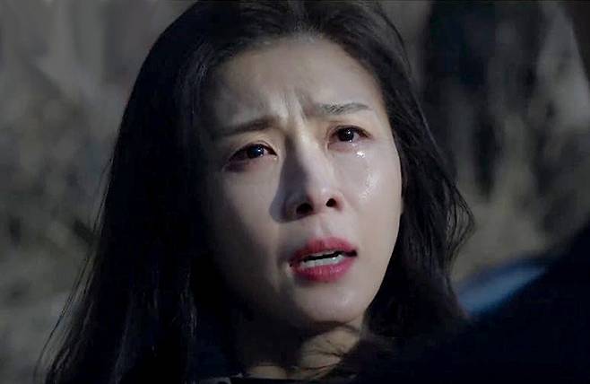 단칸방 6가족의 생계를 위해 100번의 낙방을 견뎌냈던 무명의 설움. 그 처절한 생존 본능은 배우 하지원을 지탱하는 가장 강력한 자산이 됐다. ENA ‘클라이맥스’ 스틸컷