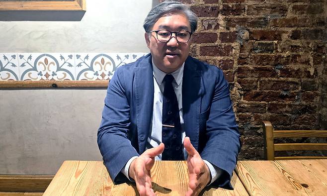 제임스 김 스팀슨센터 한국국장이 1일(현지시간) 미국 워싱턴의 한 카페에서 세계일보와 인터뷰하고 있다. 김 국장은 “한국 중소기업이 미국 시장에 진출함으로써 한국 경제의 새로운 원동력이 될 수도 있다”며 대미 투자에서 중소기업·스타트업 등이 참여하는 공급망 통합 노력이 중요하다고 강조했다.