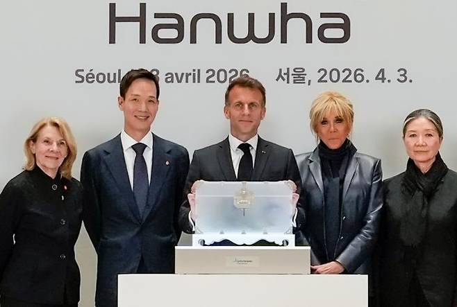 지난 3일 개관을 앞둔 서울 여의도 ‘퐁피두센터 한화’를 방문한 에마뉘엘 마크롱 프랑스 대통령(가운데)이 기념 촬영을 하고 있다. 왼쪽 두 번째부터 김동원 한화생명 사장, 마크롱 대통령, 영부인 브리지트 마크롱 여사. 한화생명 제공