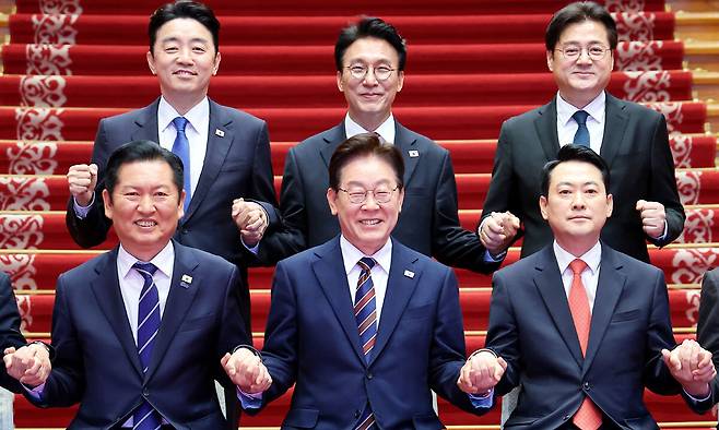 이재명 대통령이 7일 청와대에서 열린 여야정 민생경제협의체 회담 및 오찬에서 참석자들과 기념촬영을 하고 있다. 앞줄 왼쪽부터 정청래 더불어민주당 대표, 이 대통령, 장동혁 국민의힘 대표. 뒷줄 왼쪽부터 강훈식 비서실장, 김민석 국무총리, 홍익표 정무수석. 뉴시스