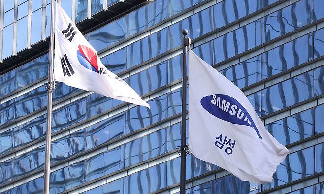 삼성전자가 올해 1분기 잠정 실적으로 매출액 133조원, 영업이익 57조 2000억원을 기록했다고 7일 밝혔다. 매출은 전년동기 대비 68.06%, 전분기 대비 41.73% 증가했다. 영업이익은 전년동기 대비 755.01%, 전분기 대비 185% 증가했다. 사진은 이날 오전 서울 서초구 삼성전자 사옥. 뉴스1