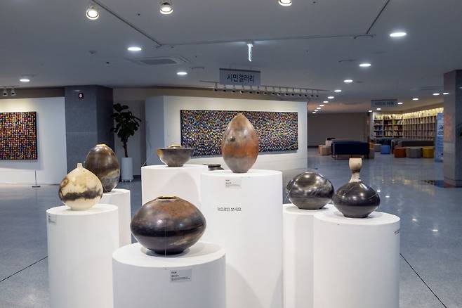 전북 익산시 신청사에 마련된 시민 갤러리 전시회 모습. 익산시 제공